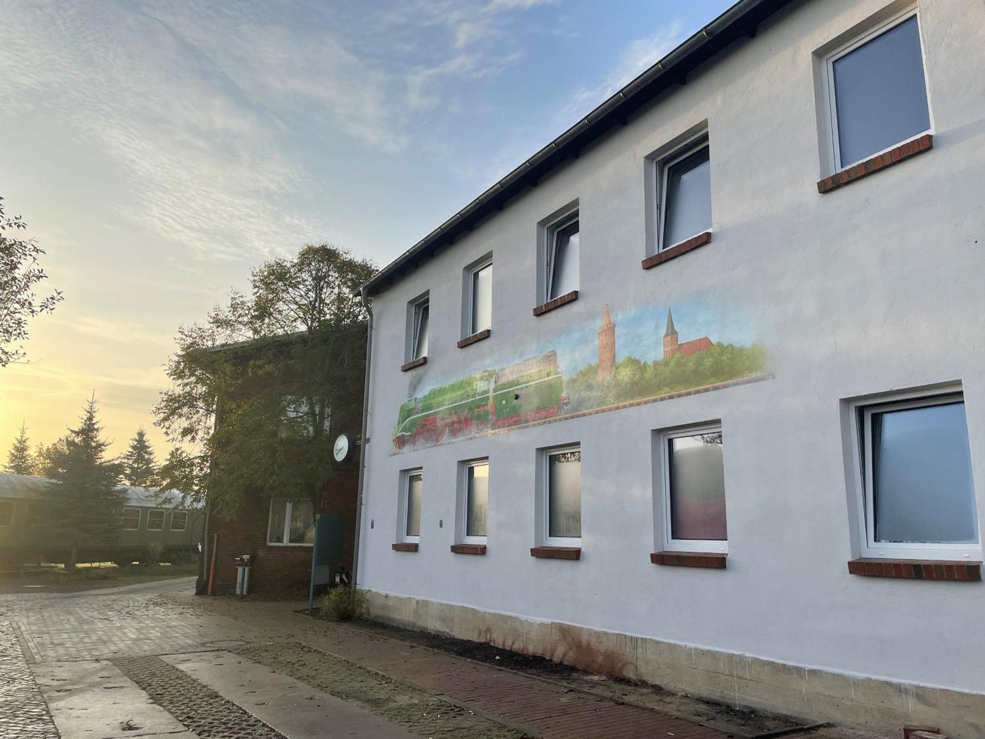 Lokschuppen Pasewalk- Gaestehaus Lokschuppen Экстерьер фото