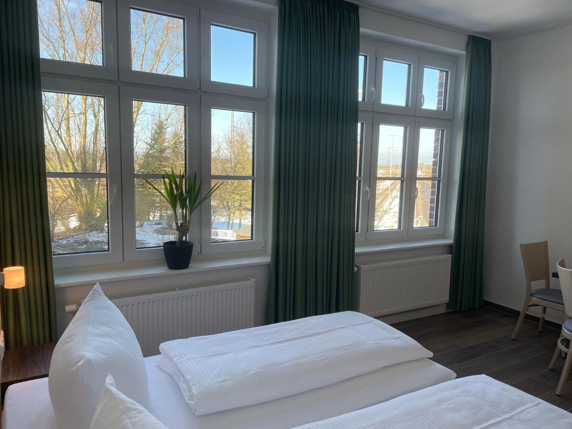 Lokschuppen Pasewalk- Gaestehaus Lokschuppen Экстерьер фото
